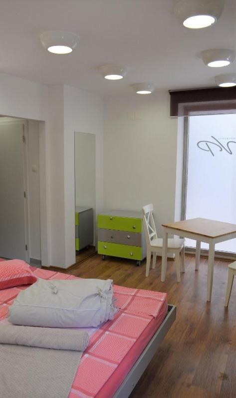 Vicencin Place Downtown Studio Apartments 시베니크 외부 사진