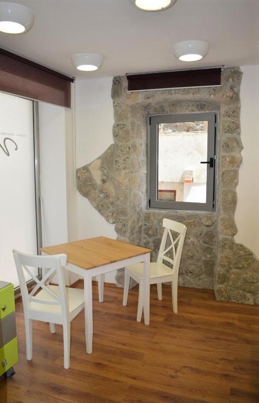 Vicencin Place Downtown Studio Apartments 시베니크 외부 사진